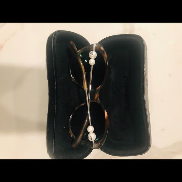 Chanel pearled butterfly sunglasses 🕶🕶🕶🕶 - Picture 3 of 7